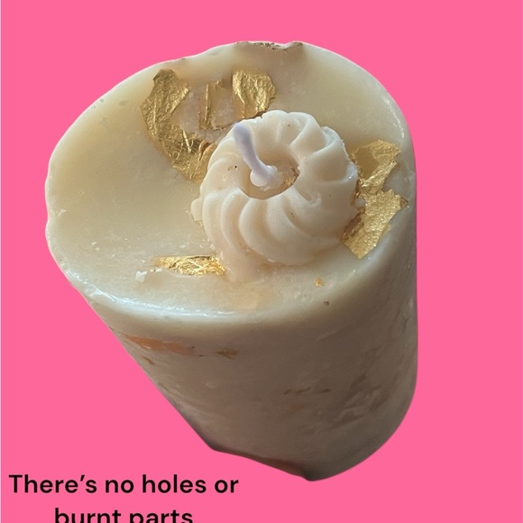 Luxurious White and Gold Scented Candle🕯️ (with donut on top) NO OFFERS - Picture 7 of 7